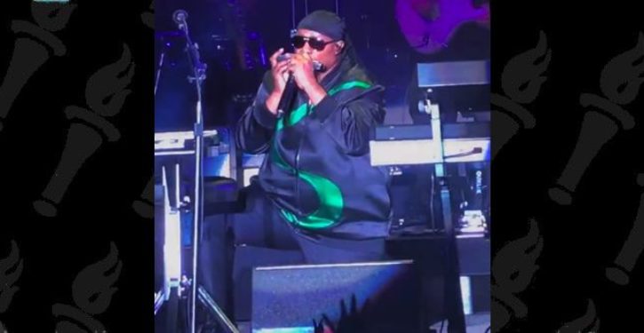 Stevie Wonder kneels while performing national anthem at formula 1 race in Texas