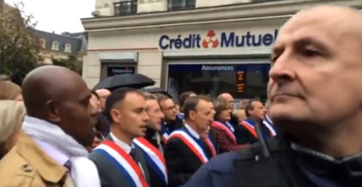 France: Politicians try to stop Muslim street prayers by singing national anthem