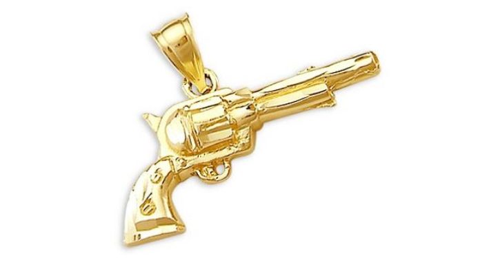 Woman claims airport security confiscated her 1-in. gun necklace because it was ‘potentially dangerous’