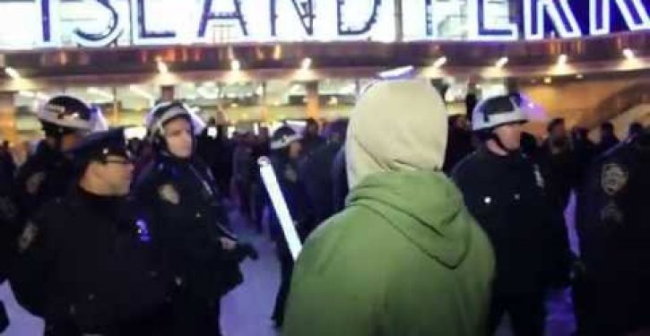 After punching cop, NYC protester strolls into police HQ to claim personal property (Video)