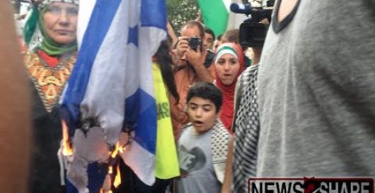 Tweet of the Day: Anti-Israel protesters burn Israel flag … in front of WH (Video) by Howard Portnoy