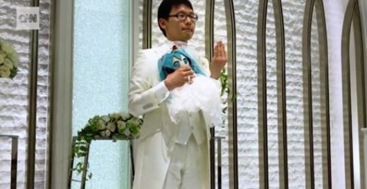 Man marries computer-generated hologram by LU Staff