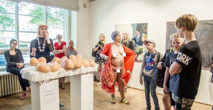 Queer-feminist artist strips naked in front of school children on class trip to art installation