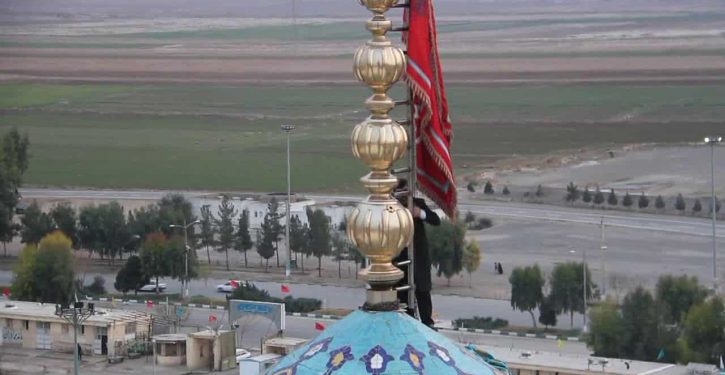 ‘This means war(?)’: Iran raises ‘Flag of Doom’ over highest mosque