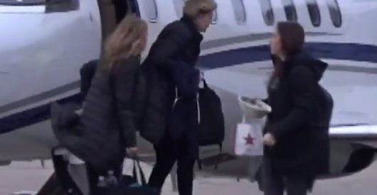 Elizabeth Warren caught exiting private jet in Iowa, appears to hide from camera by LU Staff