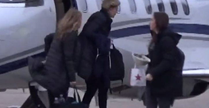 Elizabeth Warren caught exiting private jet in Iowa, appears to hide from camera