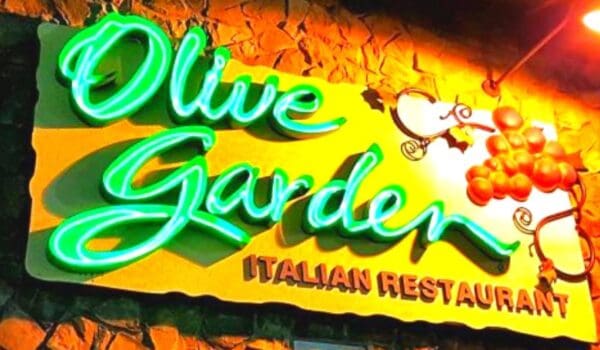 Olive Garden Cook Strips Naked, Plunges Head Into Deep Fryer In Ghastly Workplace Suicide by Daily Caller News Foundation