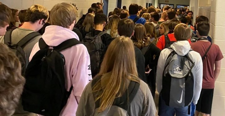 Georgia HS student suspended for posting photos of crowded hallway, maskless students